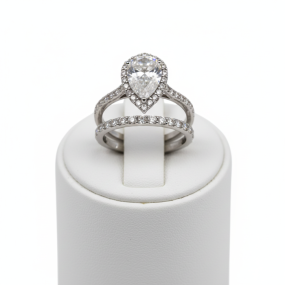 TOP PEAR DIAMOND RING WITH BAND